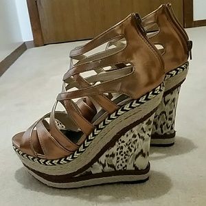 Scene platform sandals NWOT